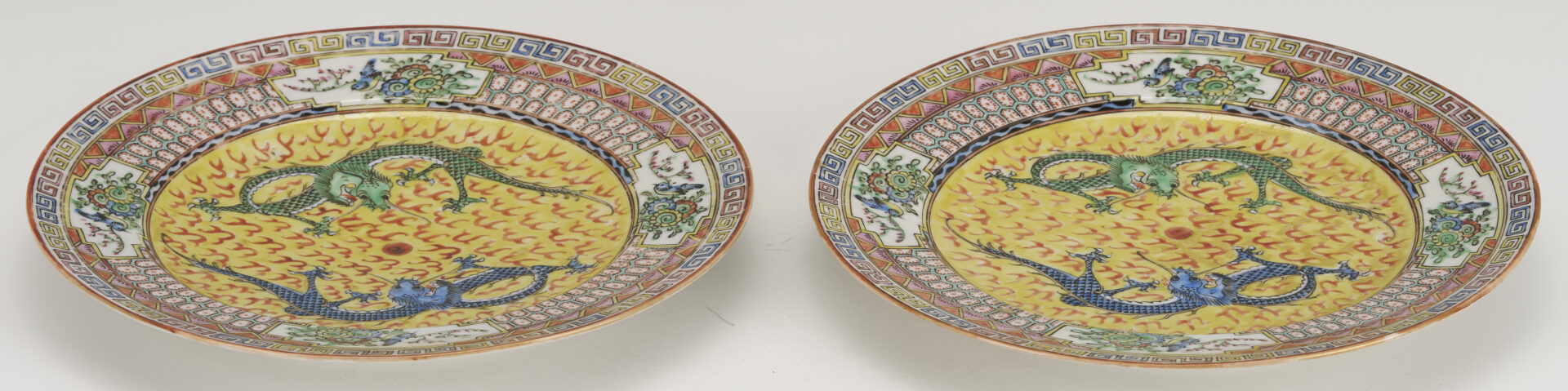 Lot 900: Set of 15 Chinese Porcelain Dragon Plates