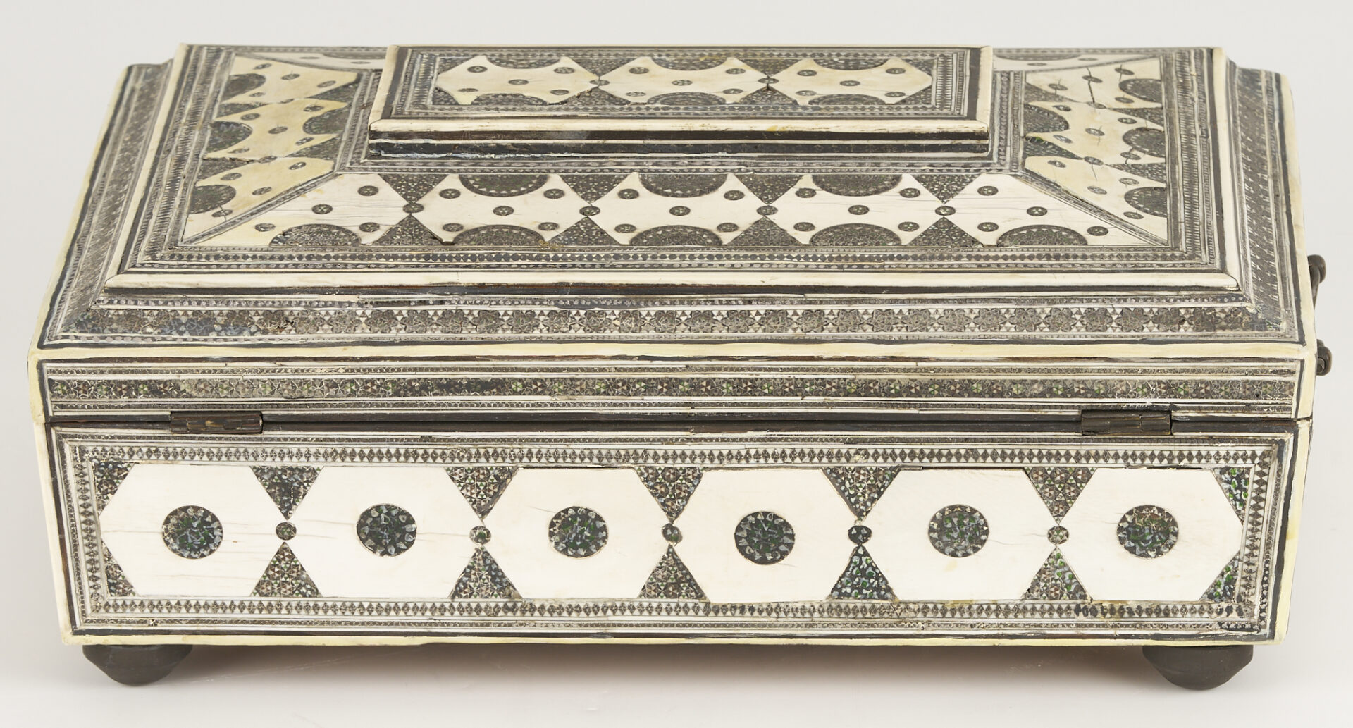 Lot 924: Anglo Indian Bone Sewing Box