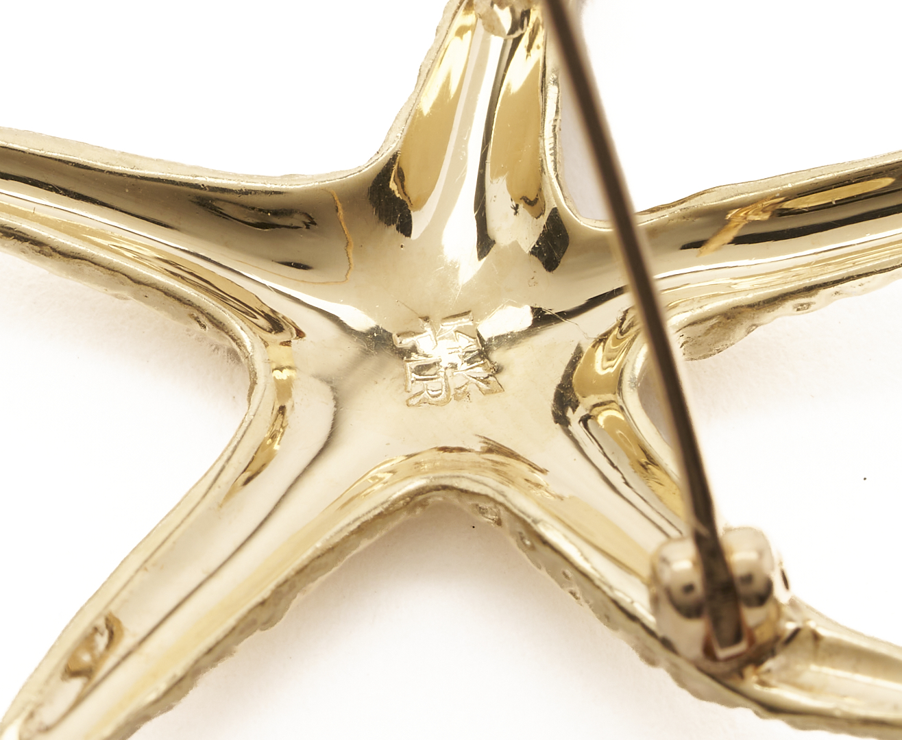 Lot 972: 14K Gold Rope Bow Brooch & 14K TLK Starfish Brooch