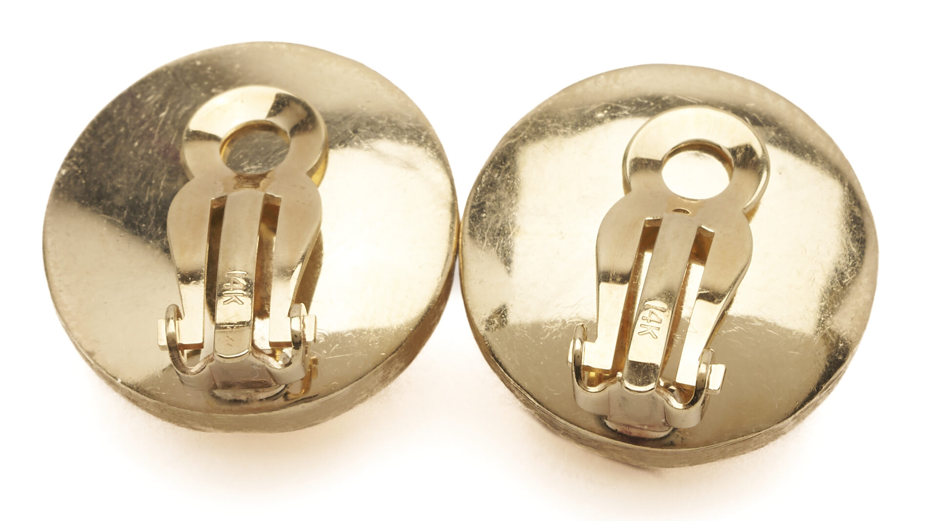 Lot 973: Pr. 14K Brushed Gold Button Earrings & 14K Brushed Gold Round Brooch