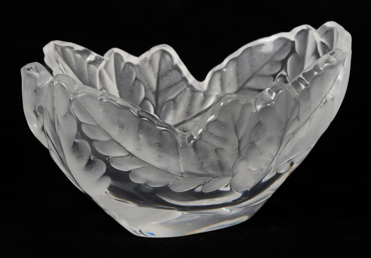 Lot 1013: 2 Lalique Bowls: Mesanges and Compiegne