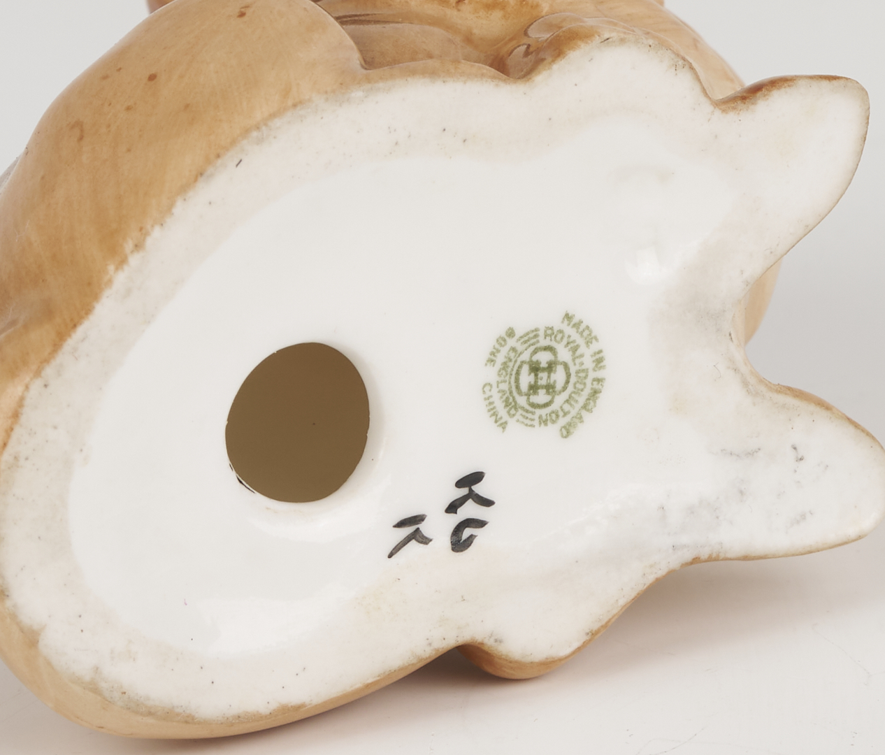 Lot 1073: 8 Porcelain & Hardstone Figures: Herend, Royal Doulton, Birds