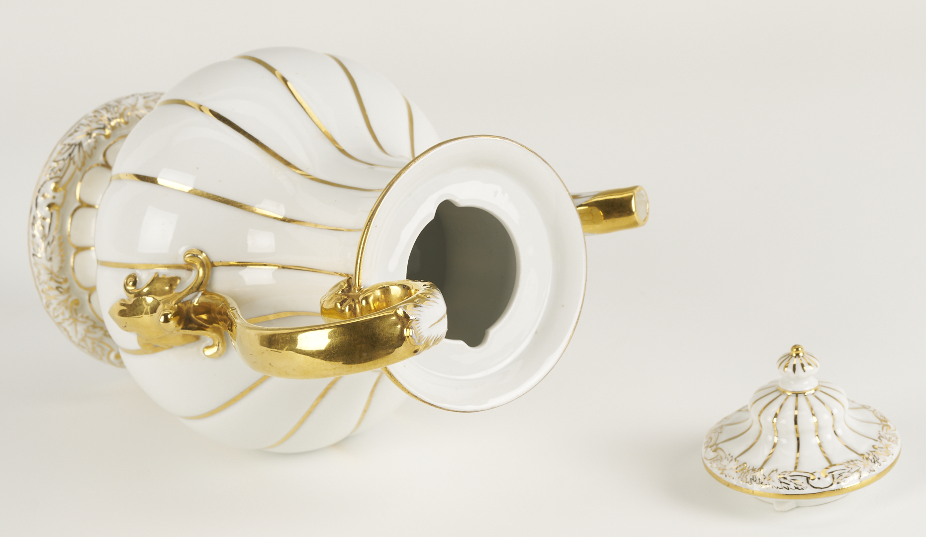 Lot 1160: 2 Meissen Porcelain Items, Coffee Pot & Bowl