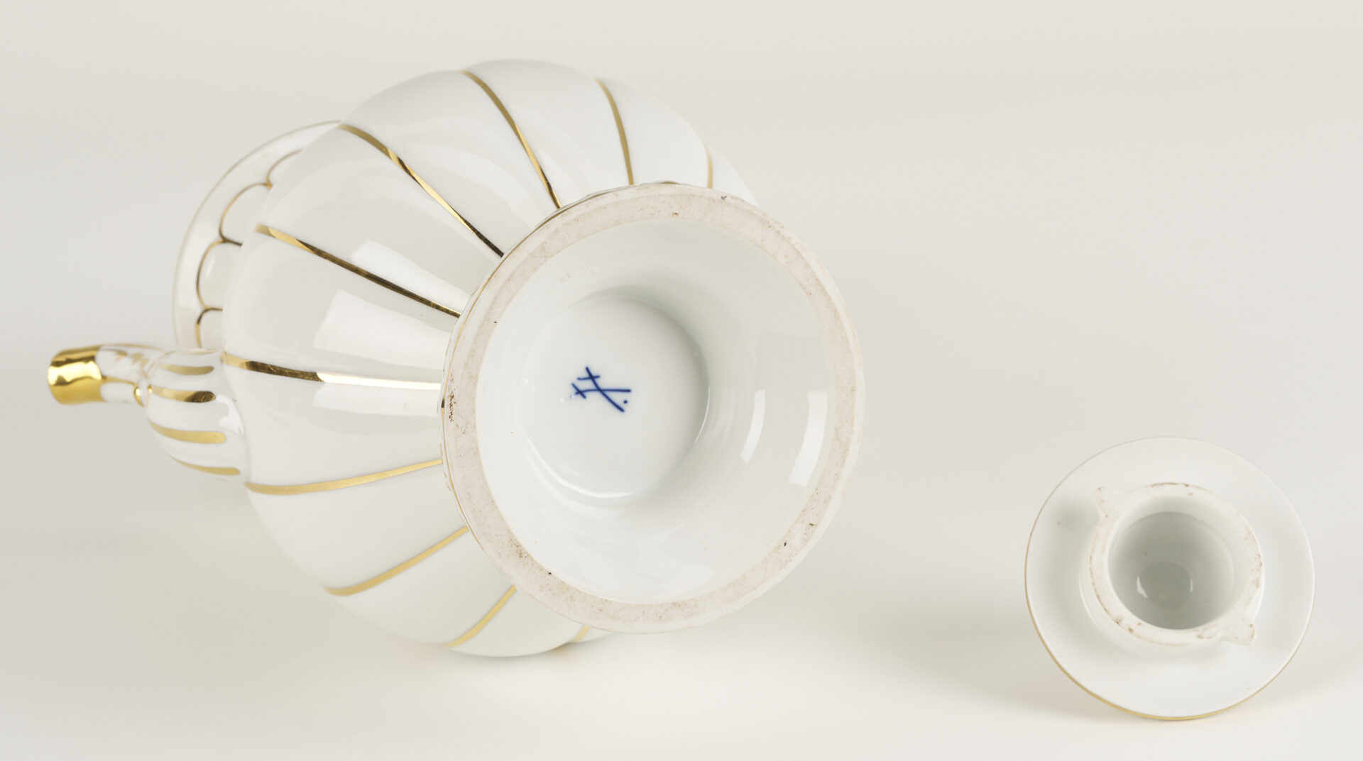 Lot 1160: 2 Meissen Porcelain Items, Coffee Pot & Bowl