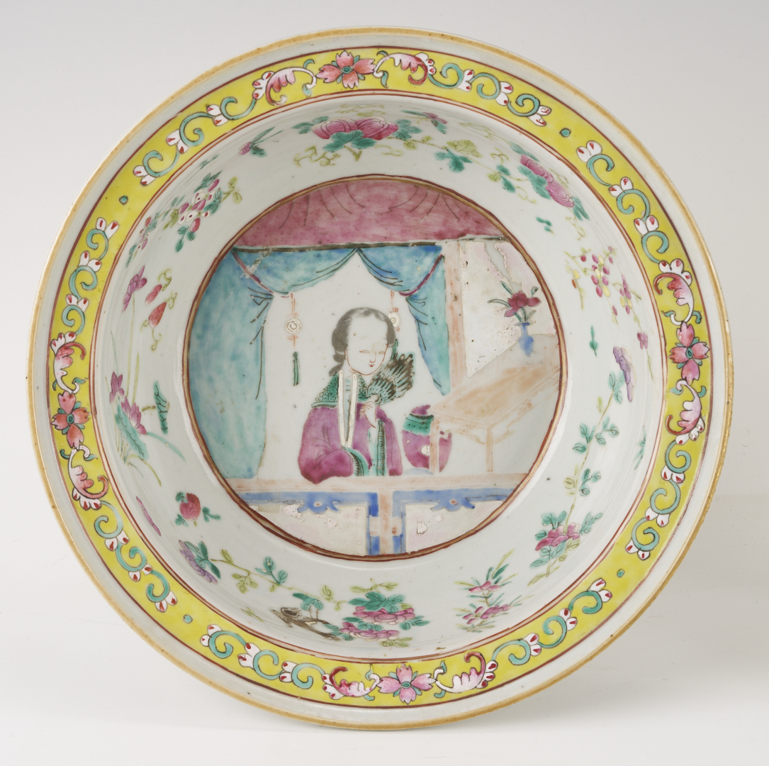 Lot 1163: Chinese Famille Rose Double Eared Vase and 4 Asian Porcelain Items