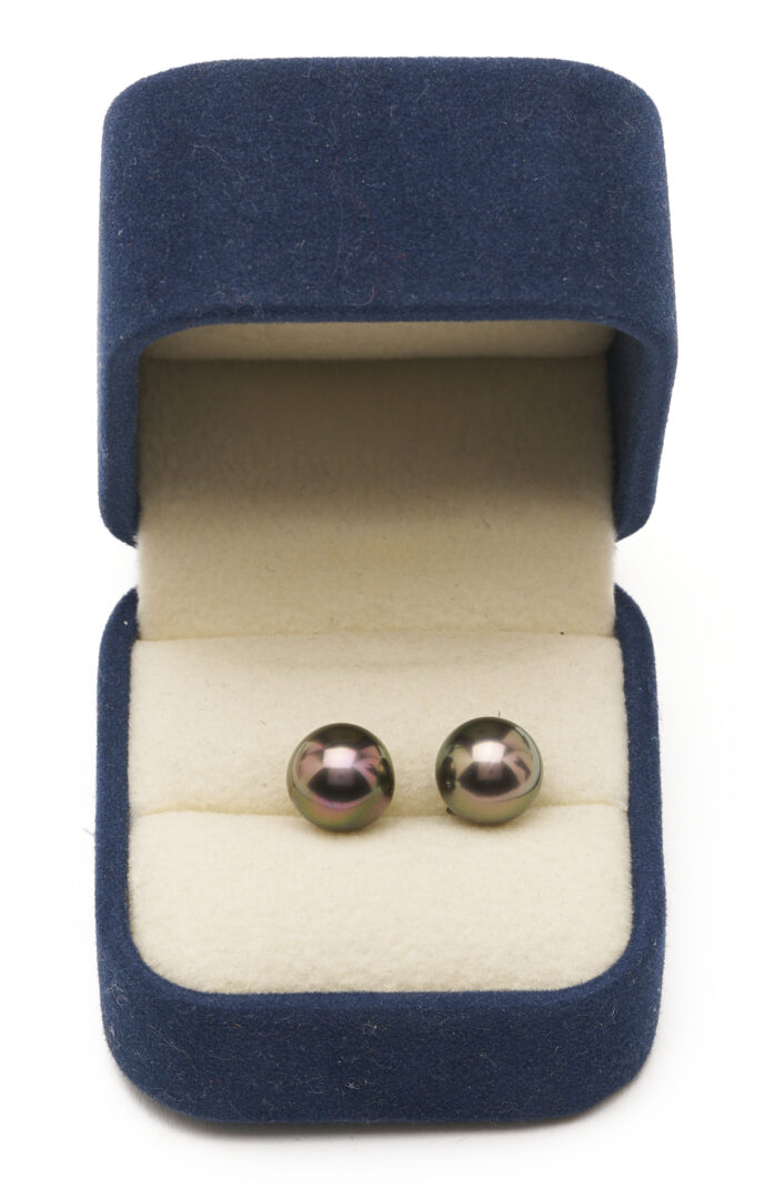 Lot 1251: Tahitian Pearl Necklace & Earrings