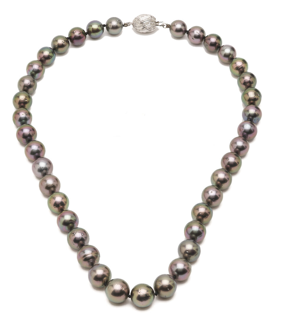 Lot 1251: Tahitian Pearl Necklace & Earrings