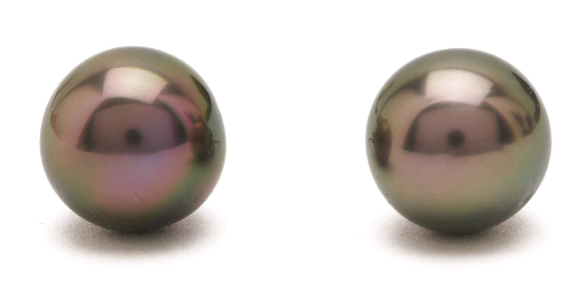 Lot 1251: Tahitian Pearl Necklace & Earrings