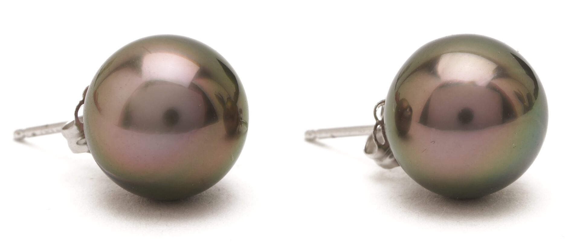 Lot 1251: Tahitian Pearl Necklace & Earrings