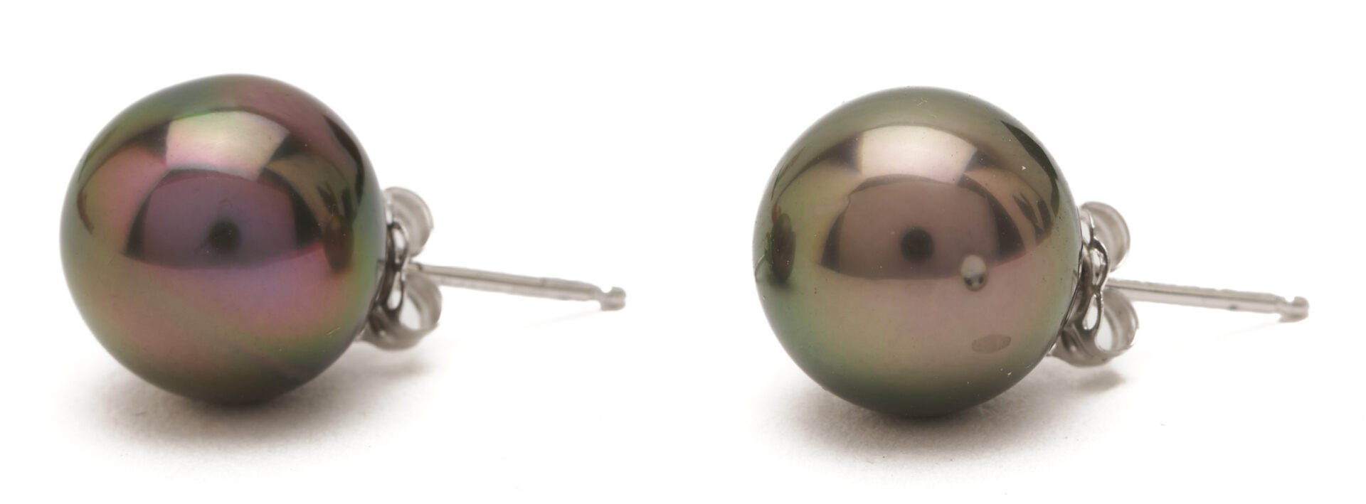 Lot 1251: Tahitian Pearl Necklace & Earrings