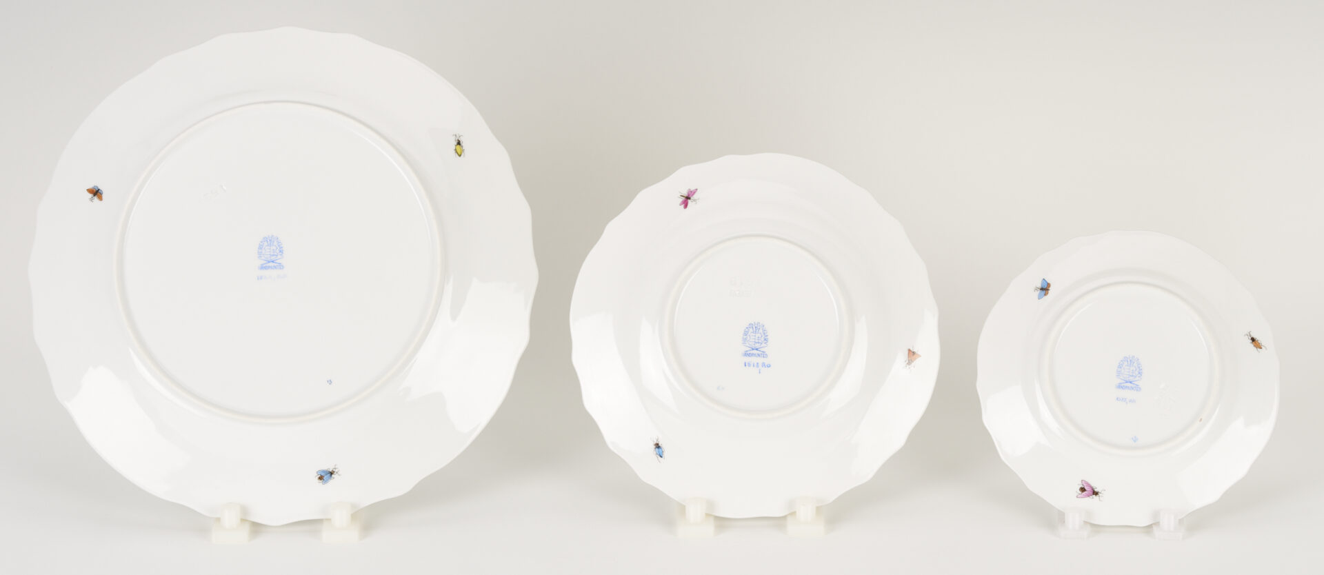 Lot 361: Herend Rothschild Bird Porcelain Dinnerware Service, 69 Pcs.