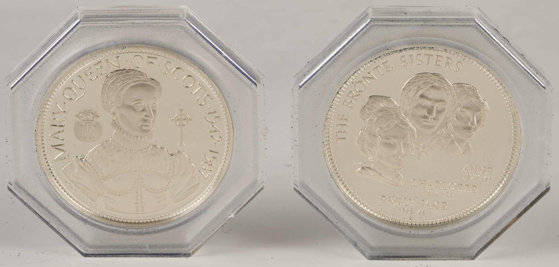 Lot 528: 35 Societe Commemorative de Femmes Celebres Sterling Silver Medals, 29 oz