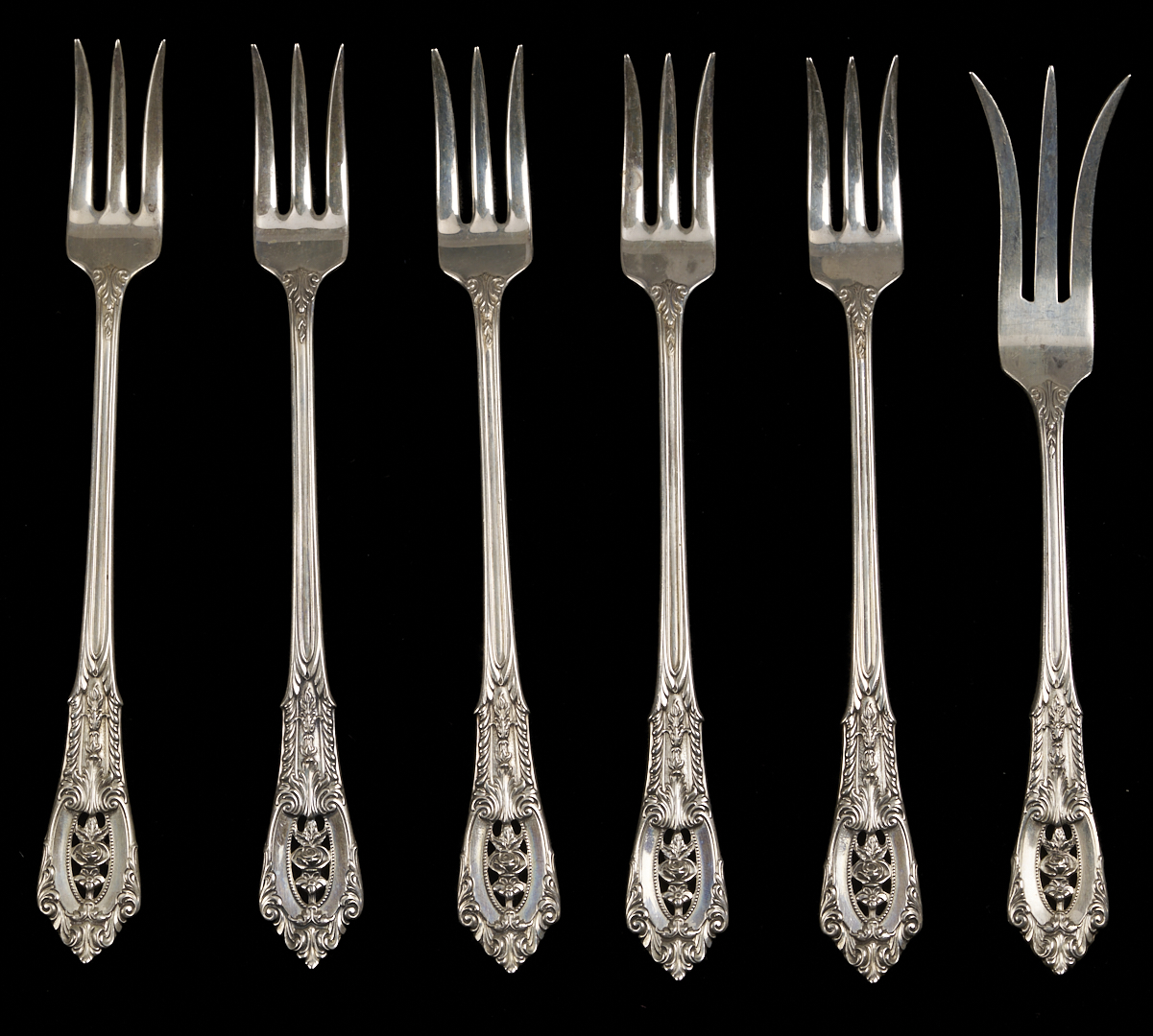 Lot 622: 38 pcs Wallace Rosepoint Sterling Silver Flatware