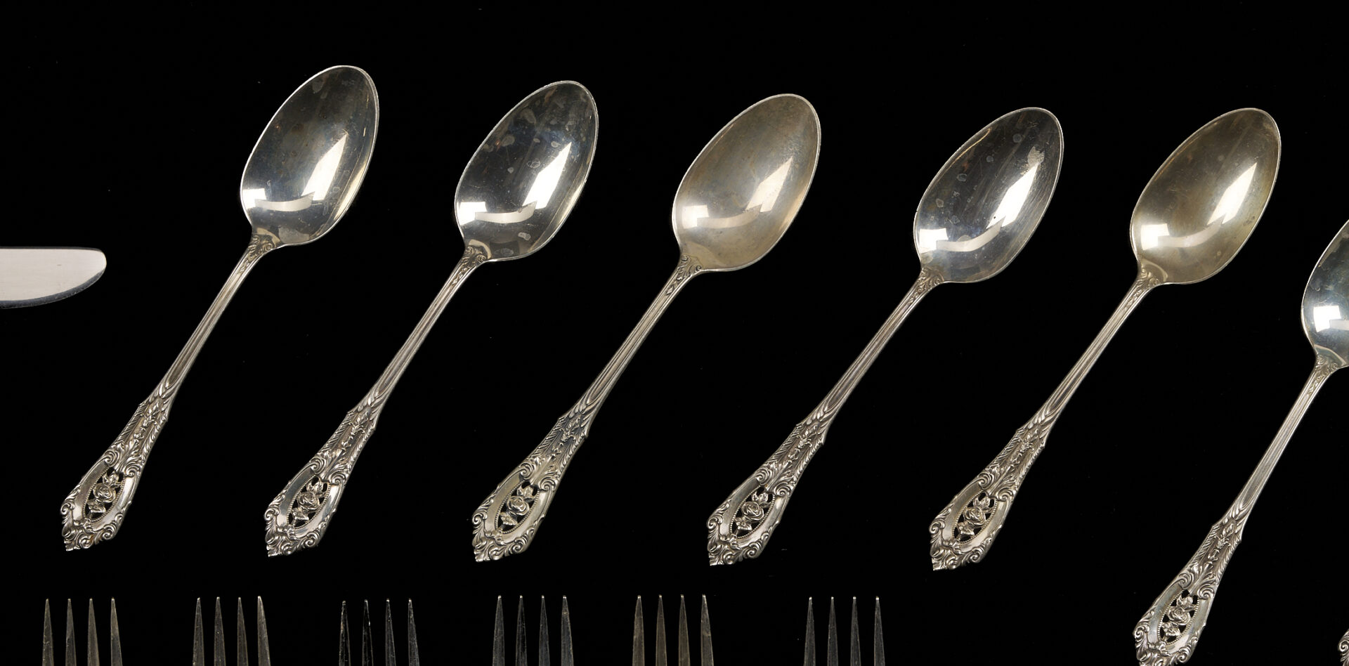 Lot 622: 38 pcs Wallace Rosepoint Sterling Silver Flatware