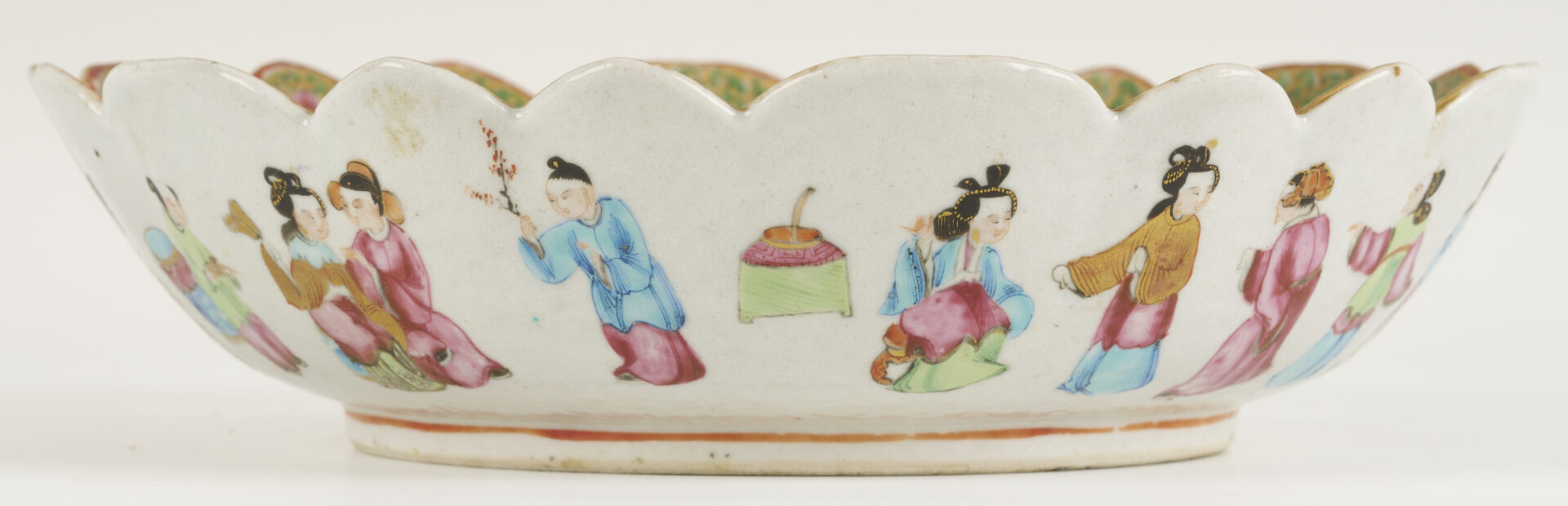 Lot 889: Chinese Export Rose Mandarin Porcelain Bowl, Scalloped Rim and 4 Chinese Blue & White Porcelain Items