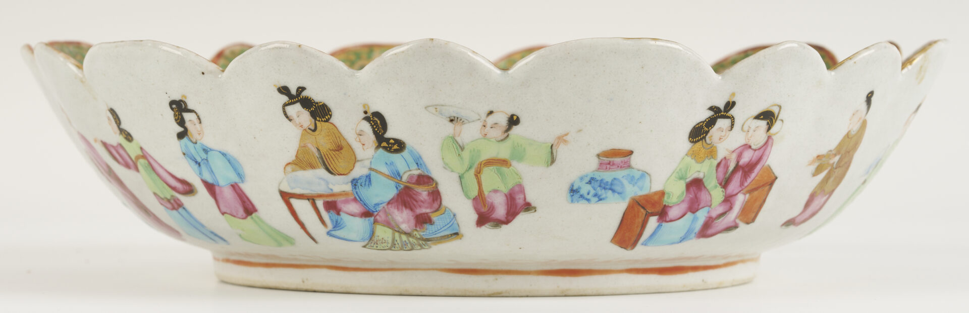 Lot 889: Chinese Export Rose Mandarin Porcelain Bowl, Scalloped Rim and 4 Chinese Blue & White Porcelain Items