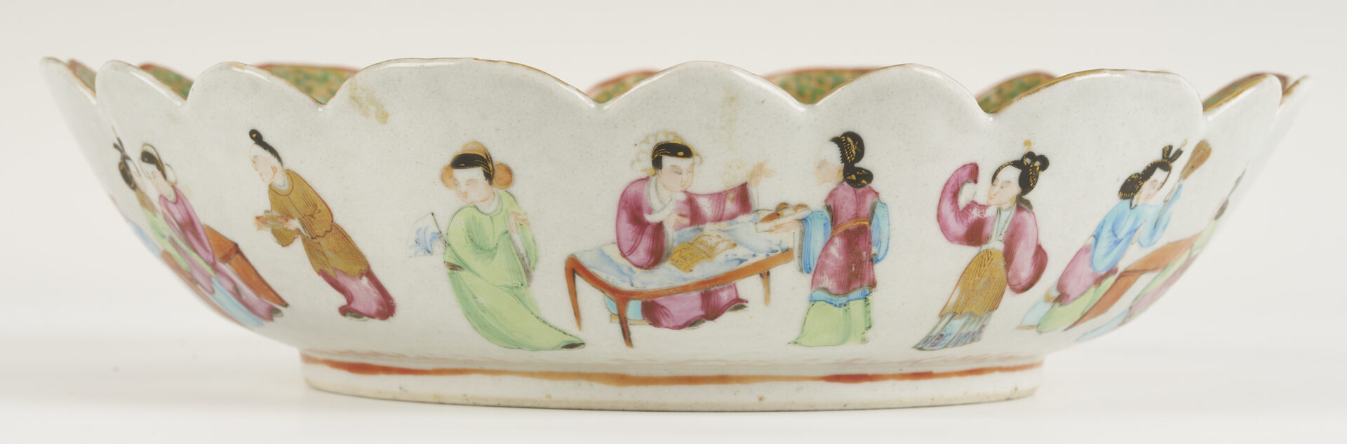 Lot 889: Chinese Export Rose Mandarin Porcelain Bowl, Scalloped Rim and 4 Chinese Blue & White Porcelain Items