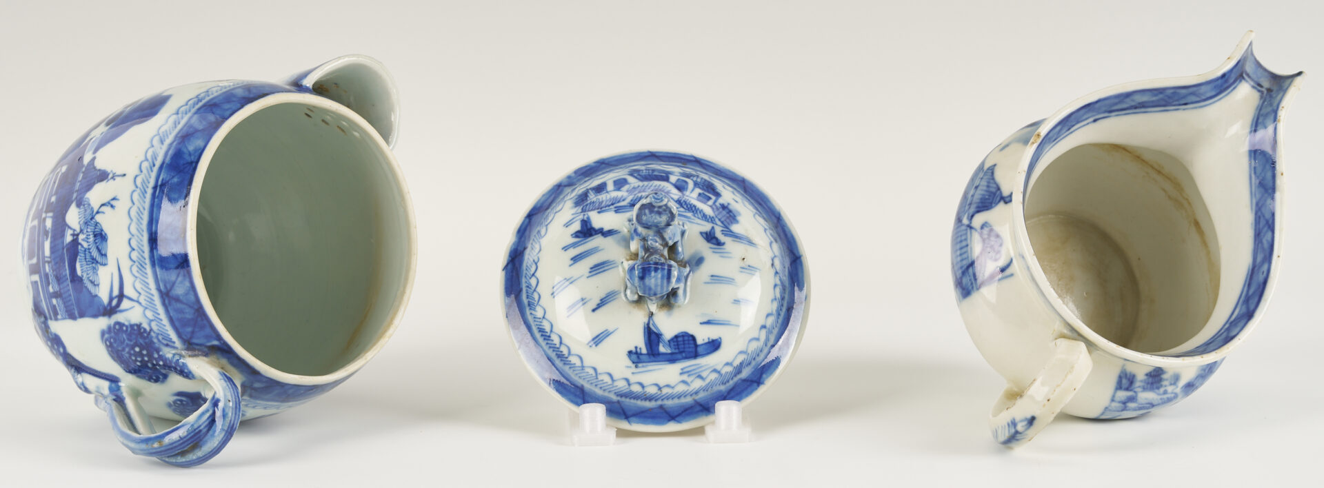 Lot 889: Chinese Export Rose Mandarin Porcelain Bowl, Scalloped Rim and 4 Chinese Blue & White Porcelain Items
