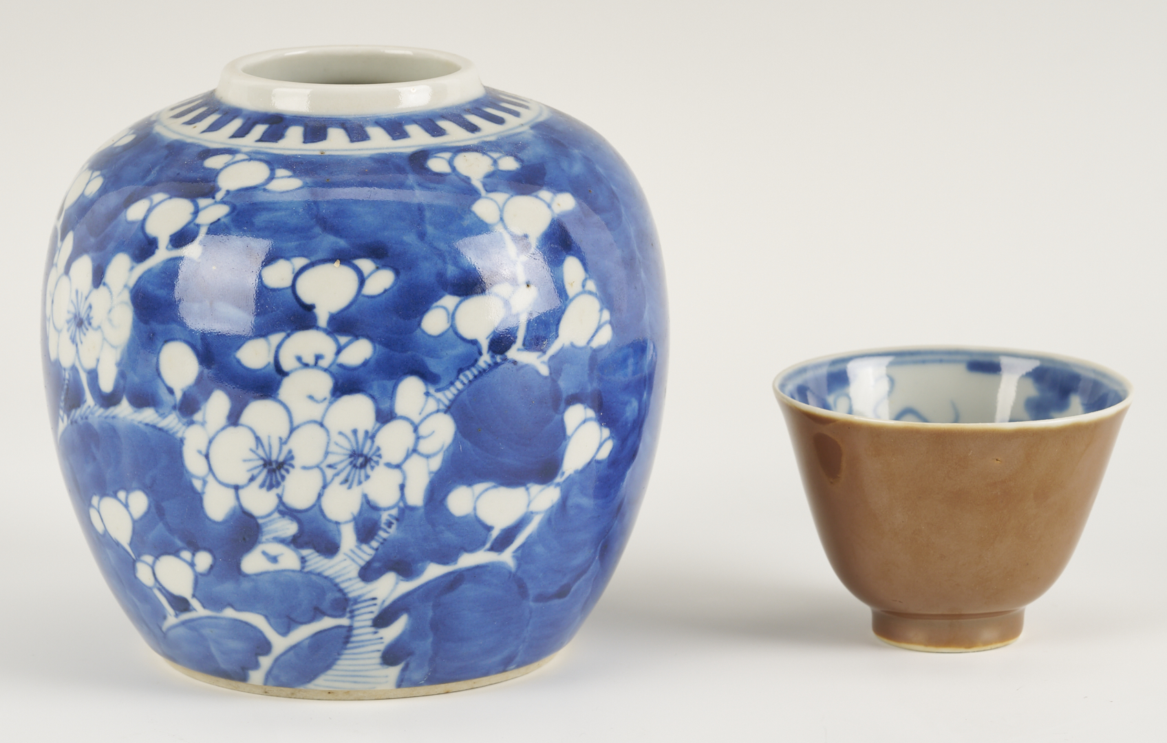 Lot 889: Chinese Export Rose Mandarin Porcelain Bowl, Scalloped Rim and 4 Chinese Blue & White Porcelain Items