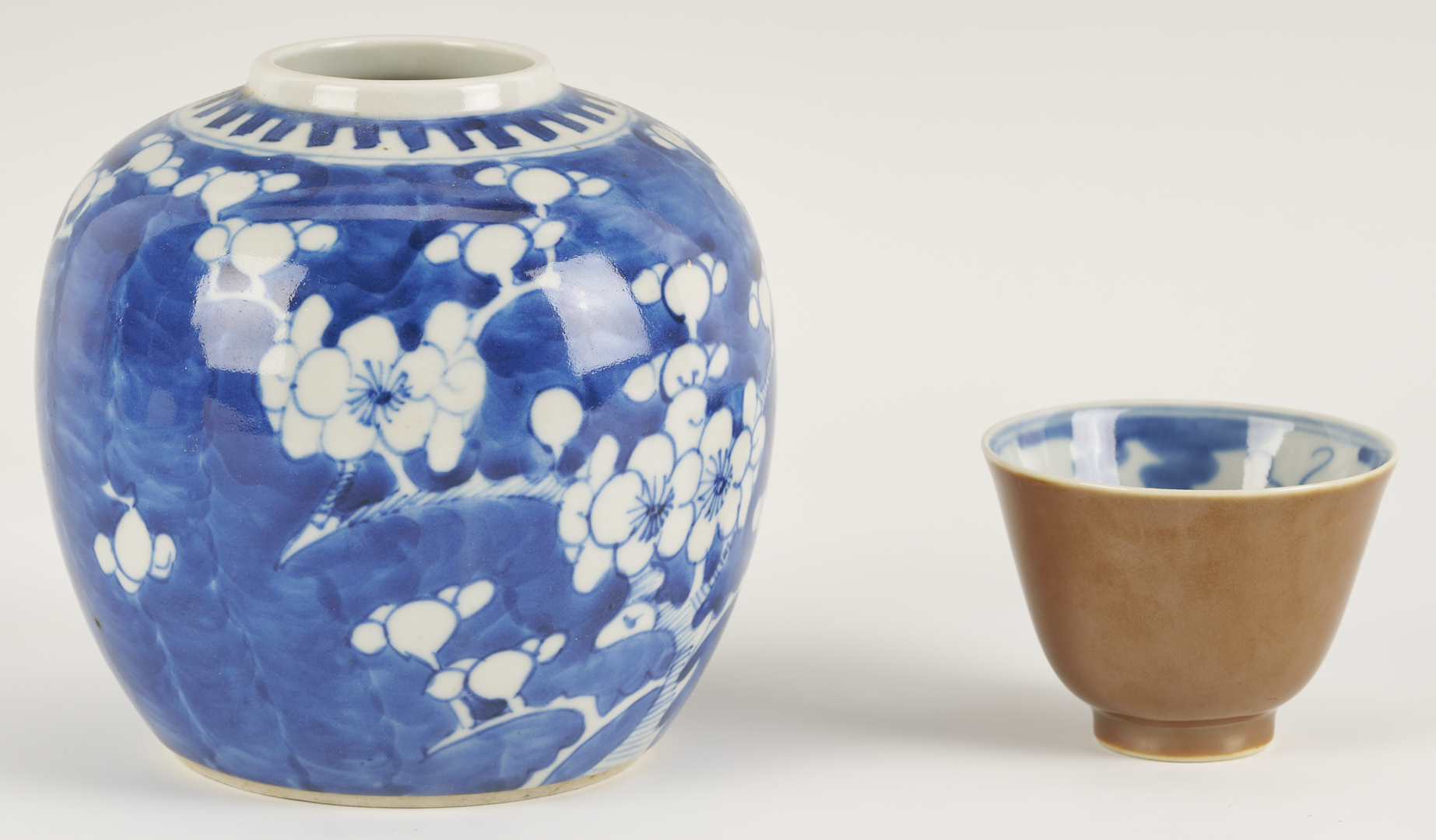 Lot 889: Chinese Export Rose Mandarin Porcelain Bowl, Scalloped Rim and 4 Chinese Blue & White Porcelain Items