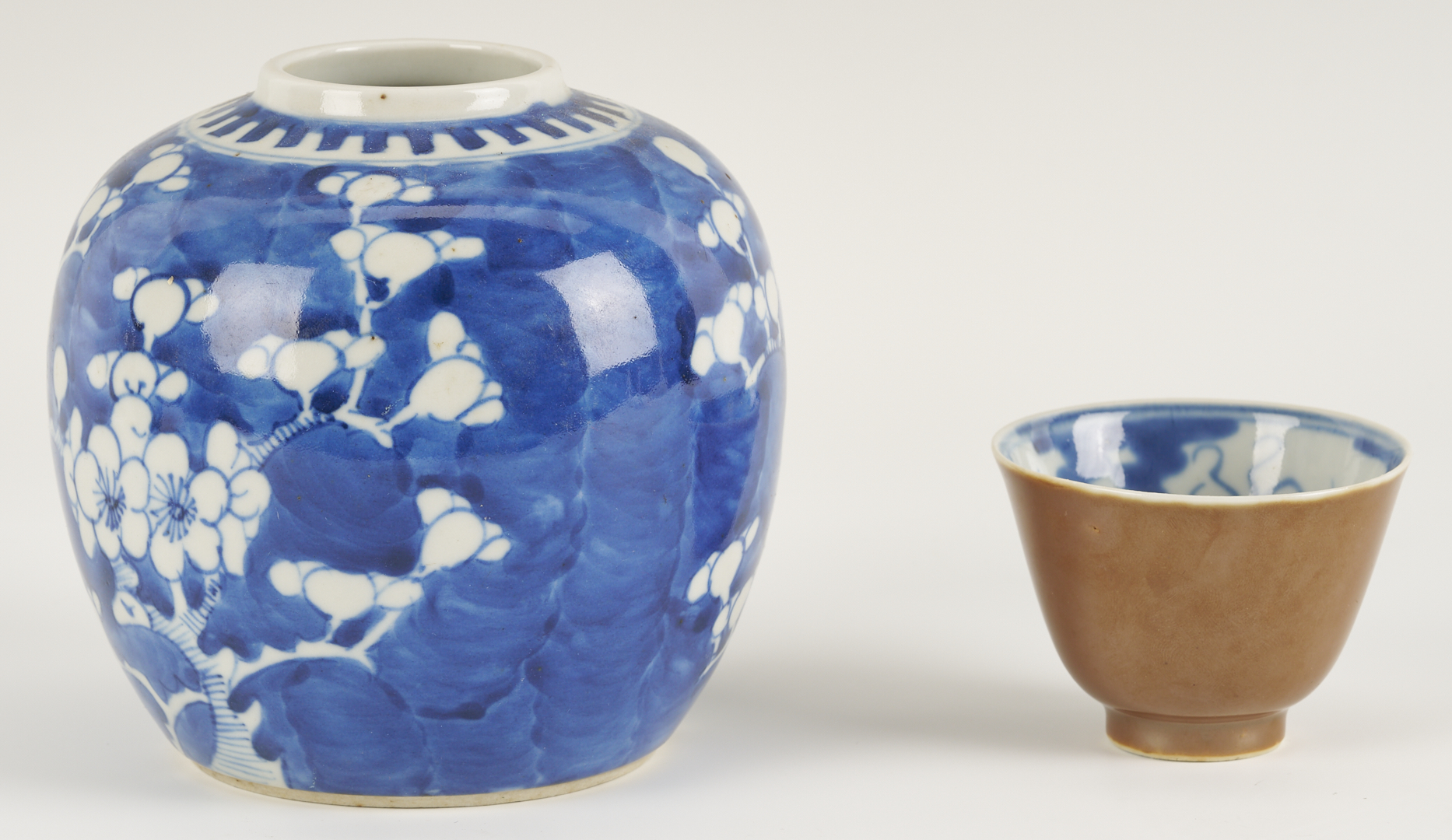 Lot 889: Chinese Export Rose Mandarin Porcelain Bowl, Scalloped Rim and 4 Chinese Blue & White Porcelain Items