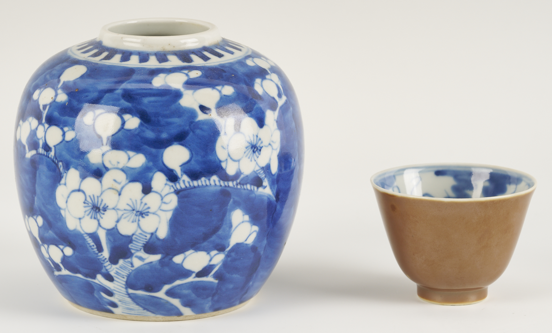 Lot 889: Chinese Export Rose Mandarin Porcelain Bowl, Scalloped Rim and 4 Chinese Blue & White Porcelain Items