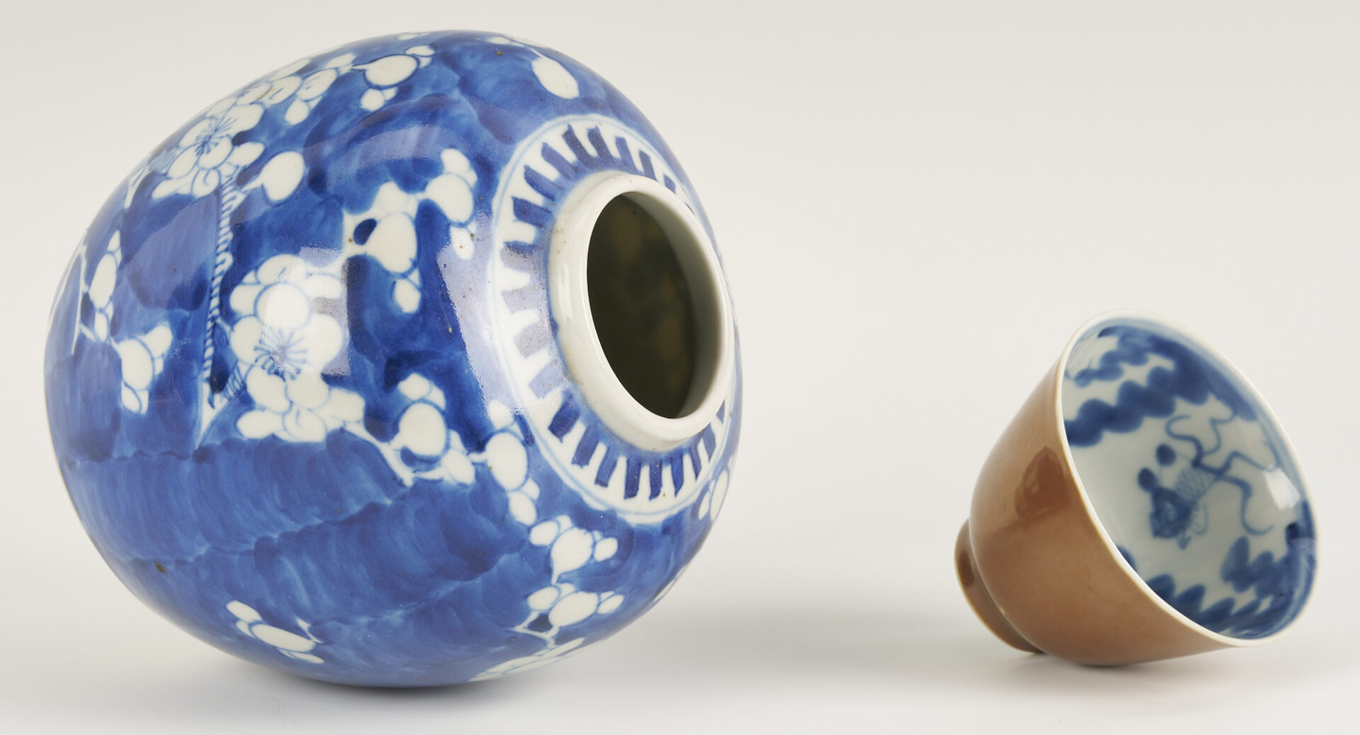 Lot 889: Chinese Export Rose Mandarin Porcelain Bowl, Scalloped Rim and 4 Chinese Blue & White Porcelain Items