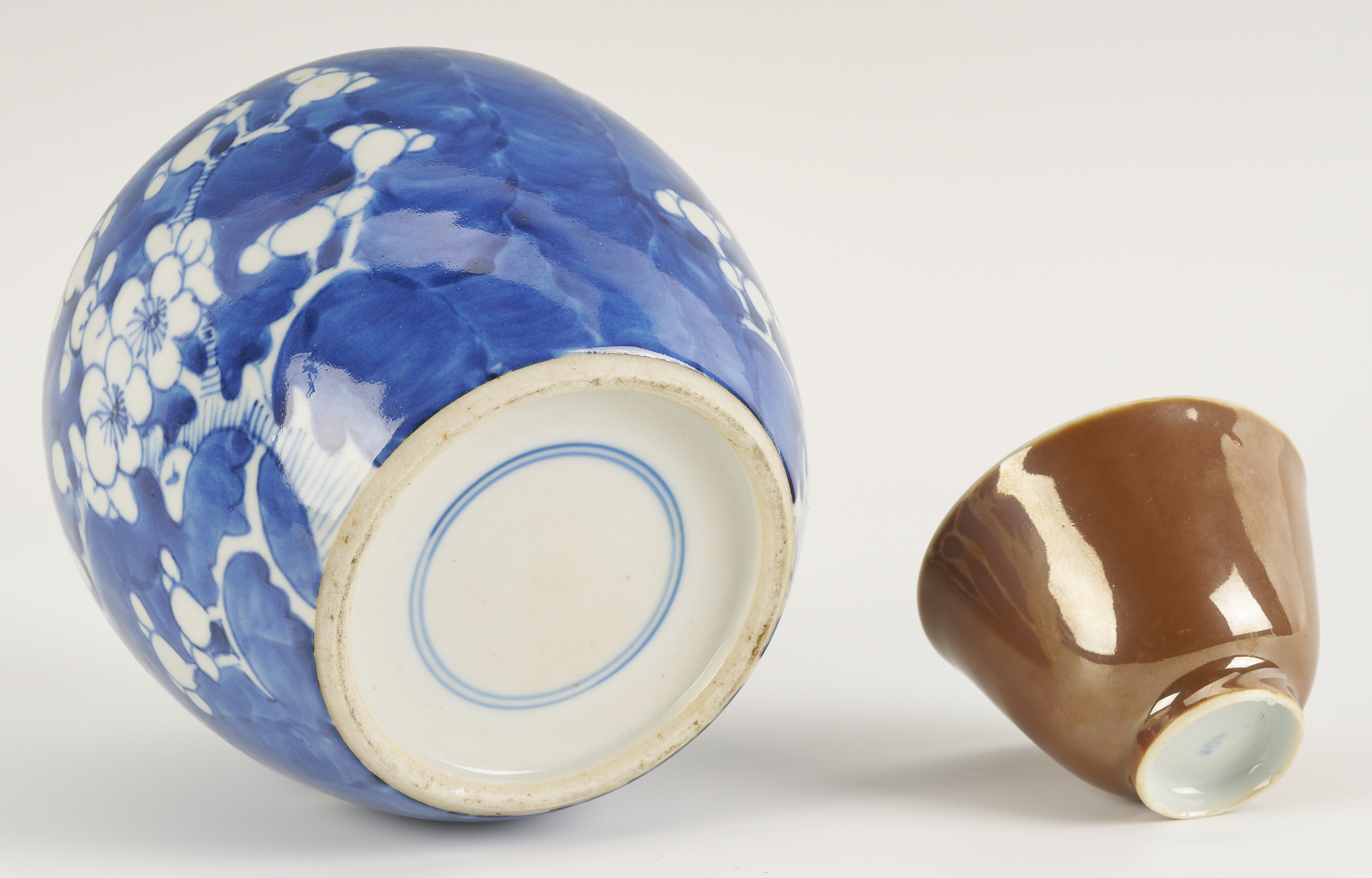 Lot 889: Chinese Export Rose Mandarin Porcelain Bowl, Scalloped Rim and 4 Chinese Blue & White Porcelain Items