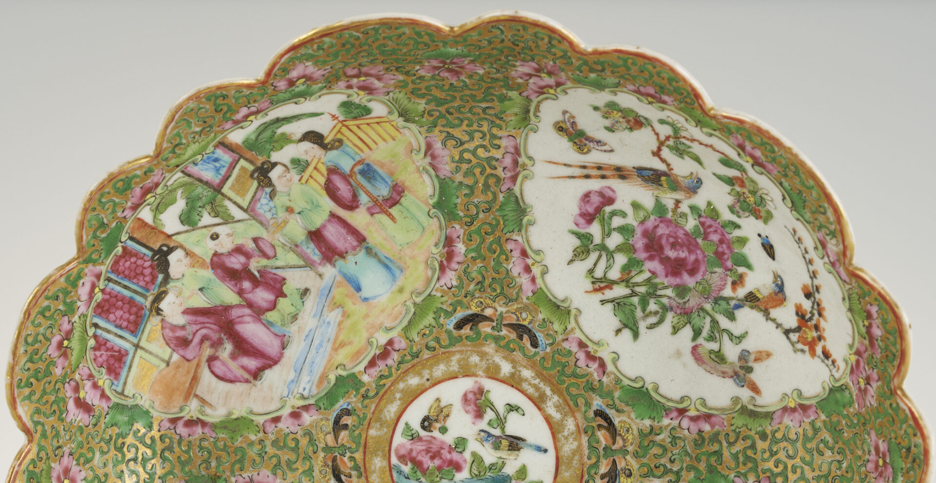 Lot 889: Chinese Export Rose Mandarin Porcelain Bowl, Scalloped Rim and 4 Chinese Blue & White Porcelain Items