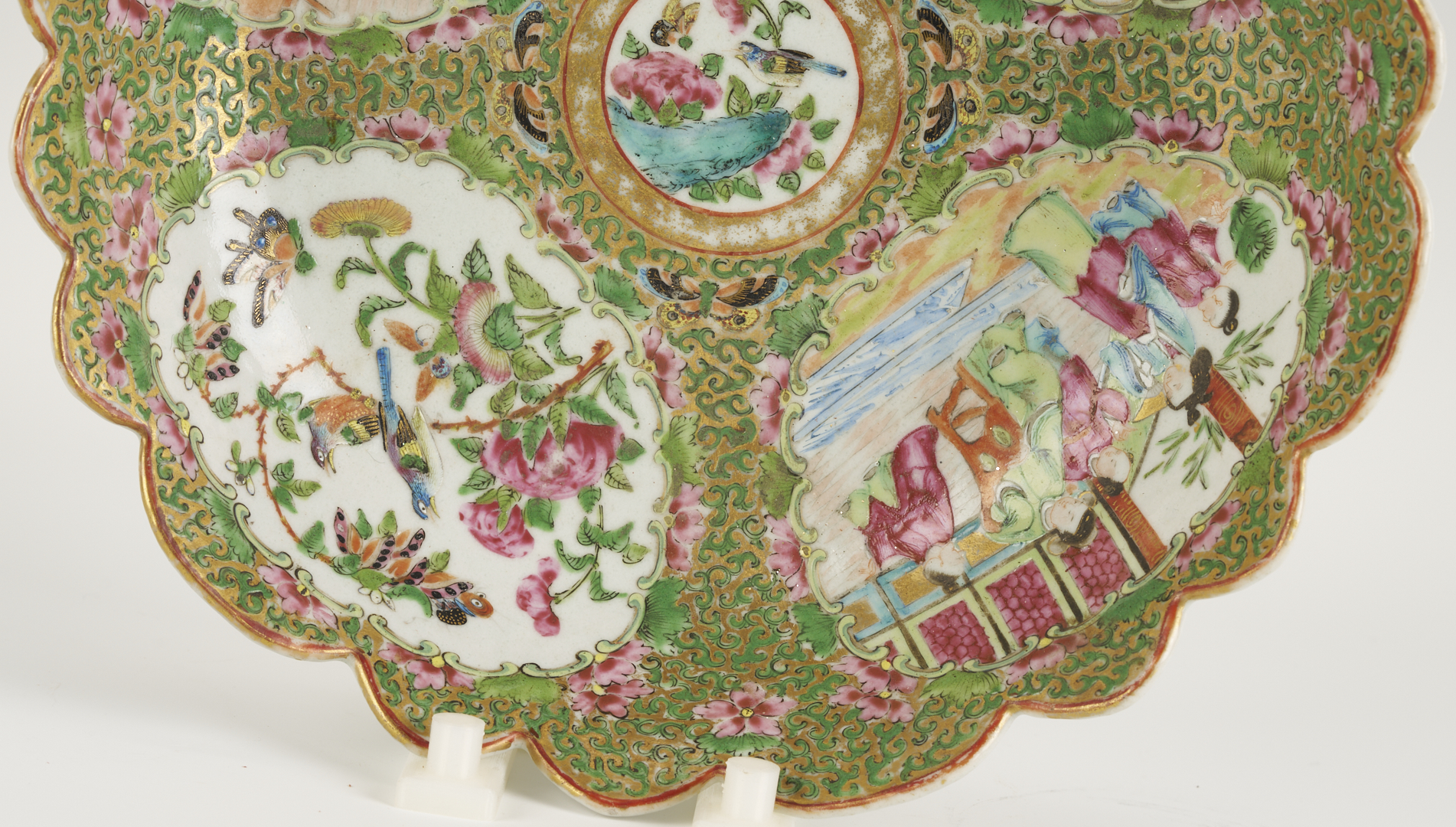 Lot 889: Chinese Export Rose Mandarin Porcelain Bowl, Scalloped Rim and 4 Chinese Blue & White Porcelain Items