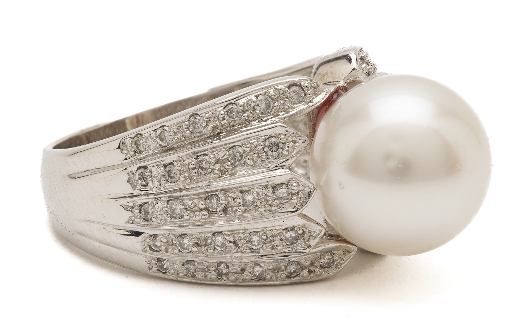 Lot 952: 18K Gold, Pearl & Diamond Ring