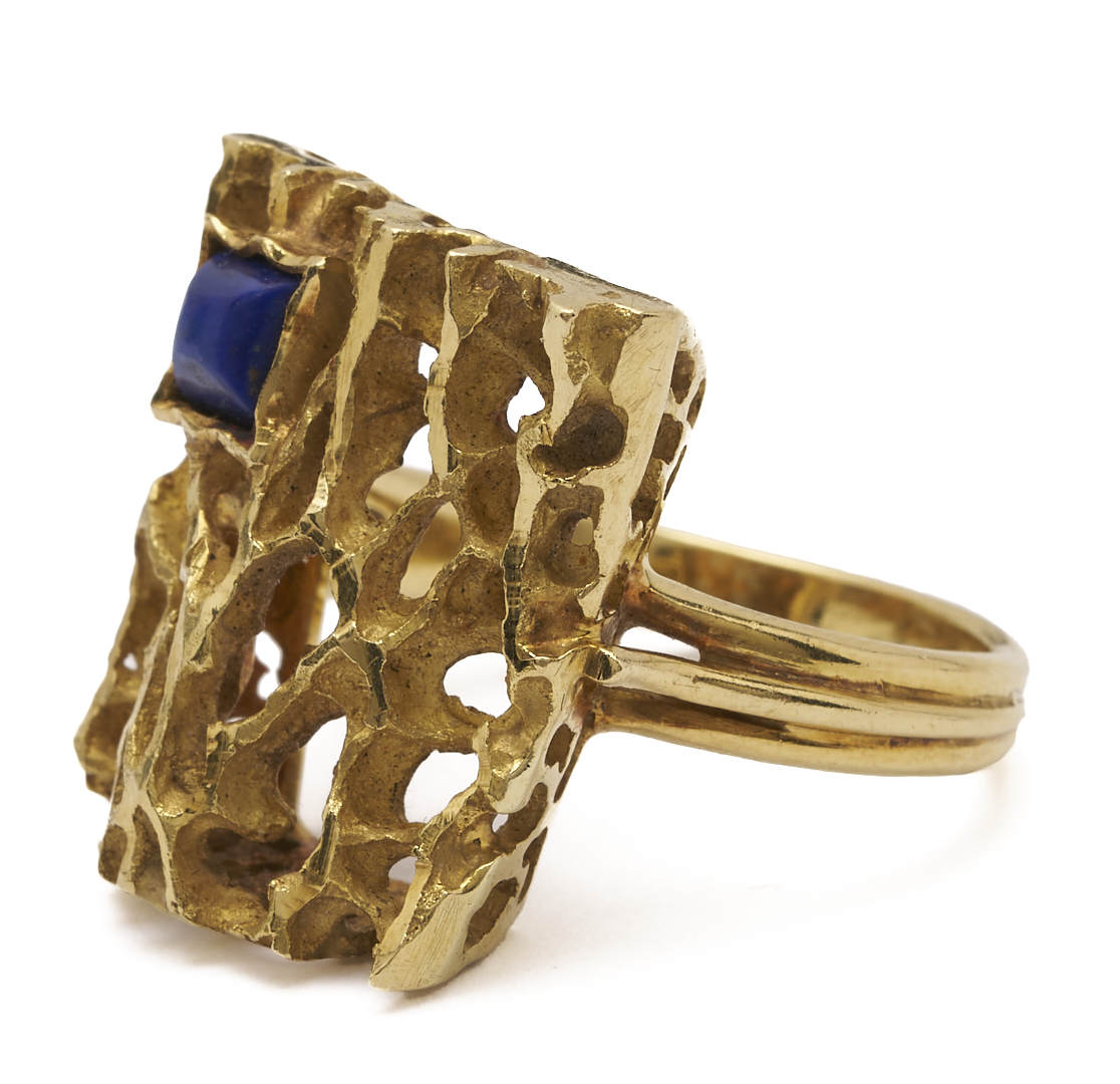 Lot 968: Ladies’ Designer 18K Yellow Gold & Lapis Ring