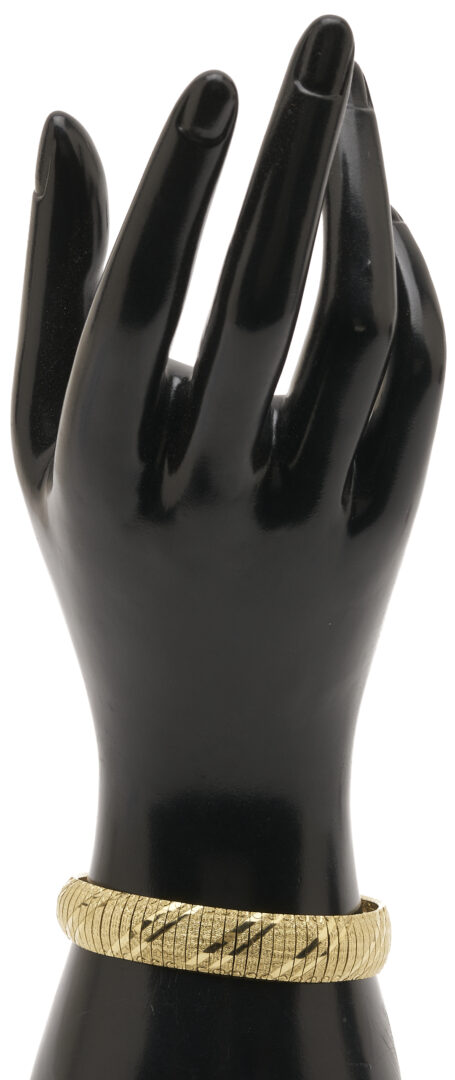 Lot 981: 10K Italian Gold Bracelet