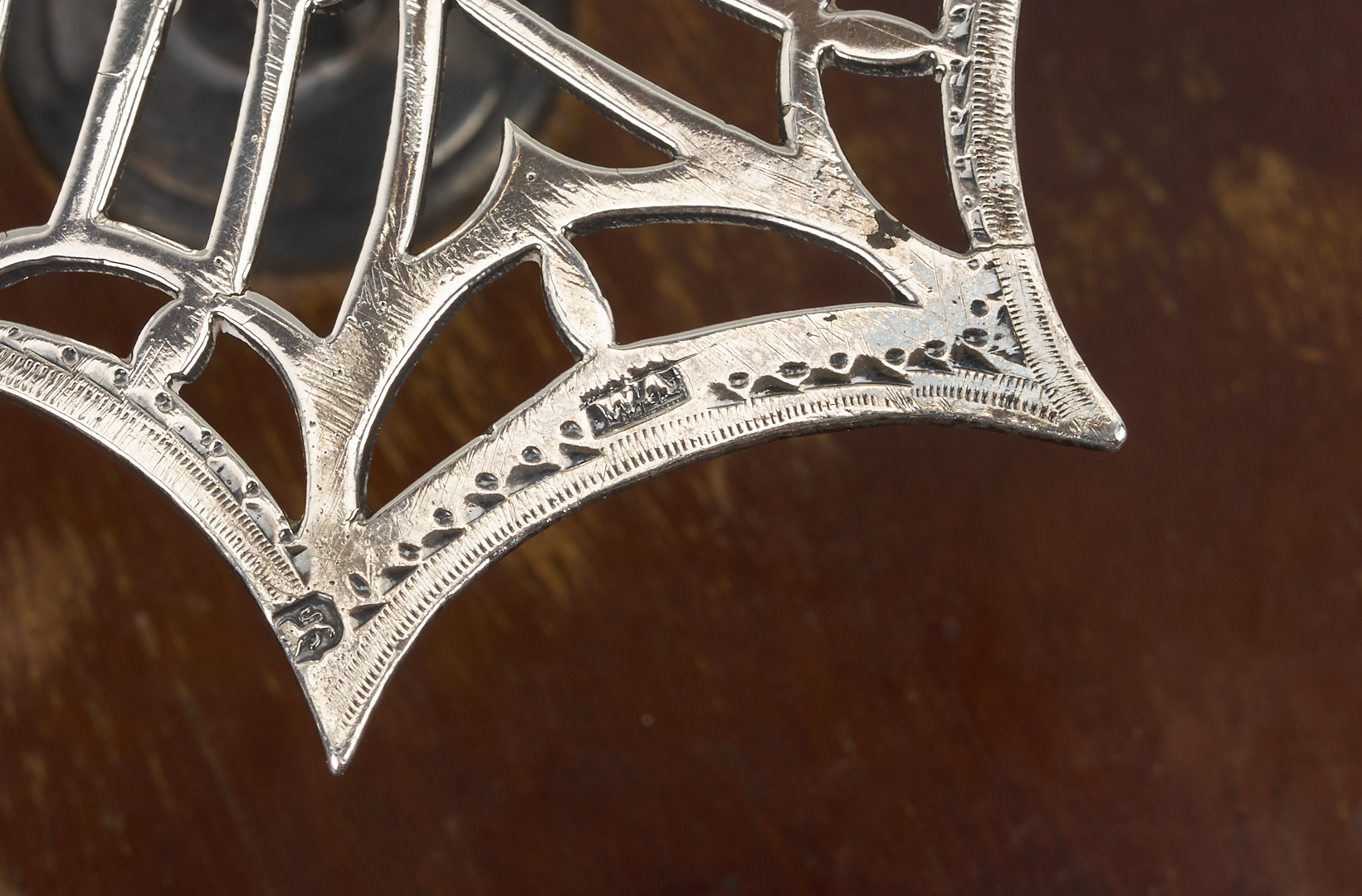 Lot 997: English Sterling Cruet Set plus Silverplated Fish Servers