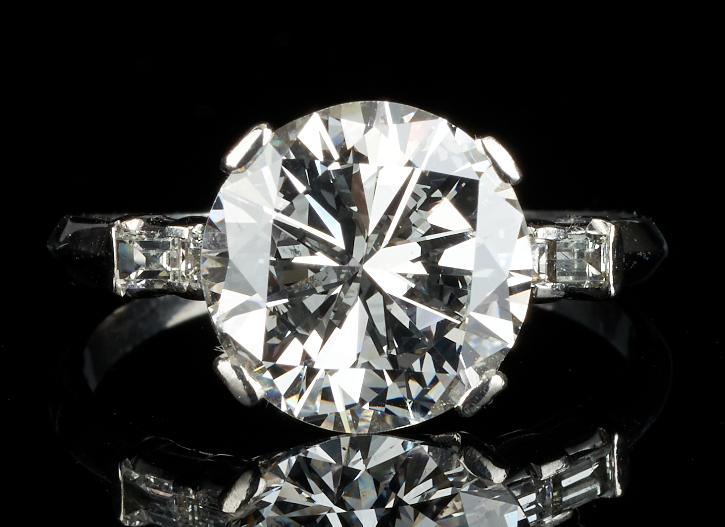 Ladies platinum engagement ring with 1 round brilliant diamond 4.85 cts.