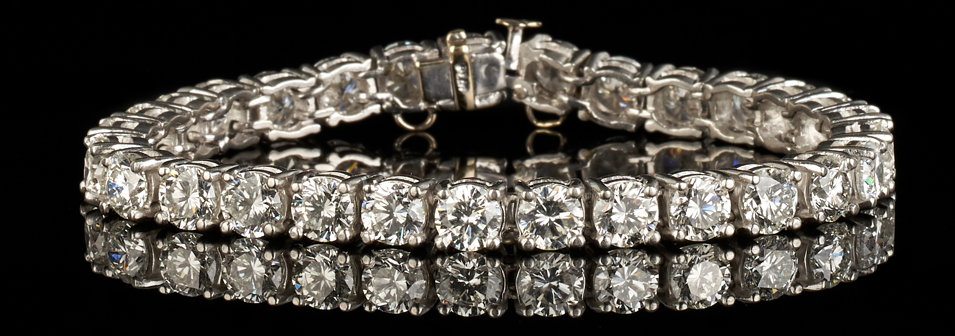 Lot 38: Platinum Diamond Tennis Bracelet, 13 CTW