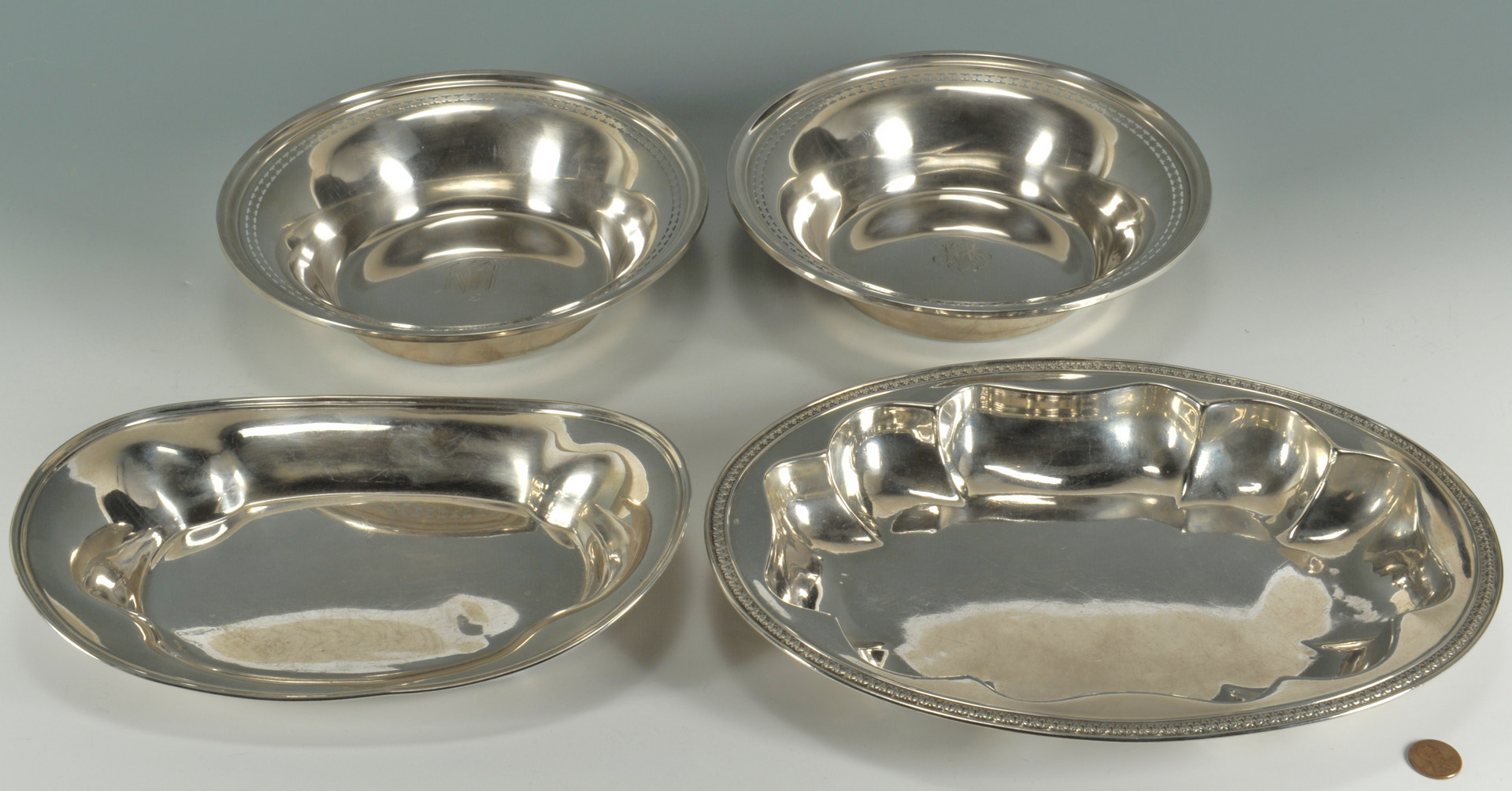 Lot 238: 4 pcs Sterling hollowware: bowls and bread trays