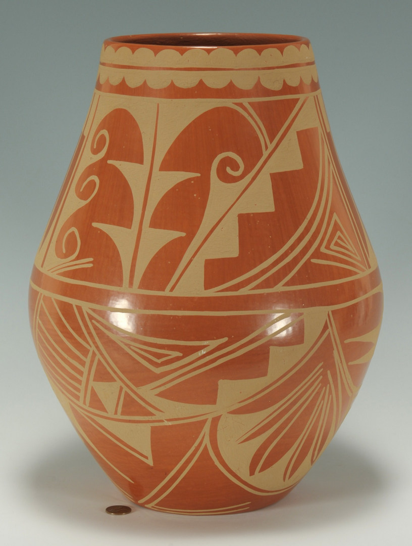 Lot 397: Large San Ildefonso jar, Cynthia Starflower