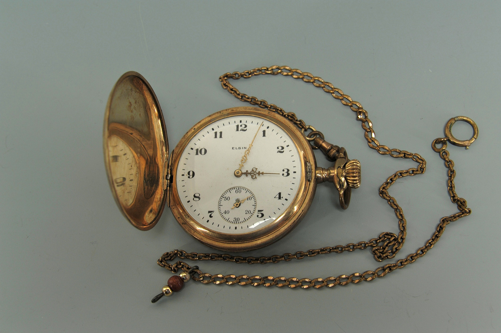 Lot 415: Four pocket watches and a knife