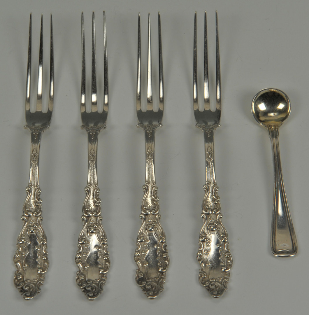 Lot 417: 31 Pieces of Mixed Gorham Sterling Flatware