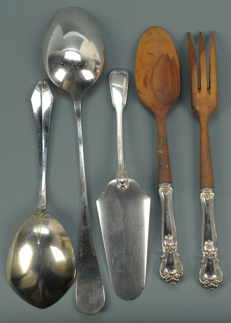 Lot 430: 38 pcs assorted sterling flatware, early patterns