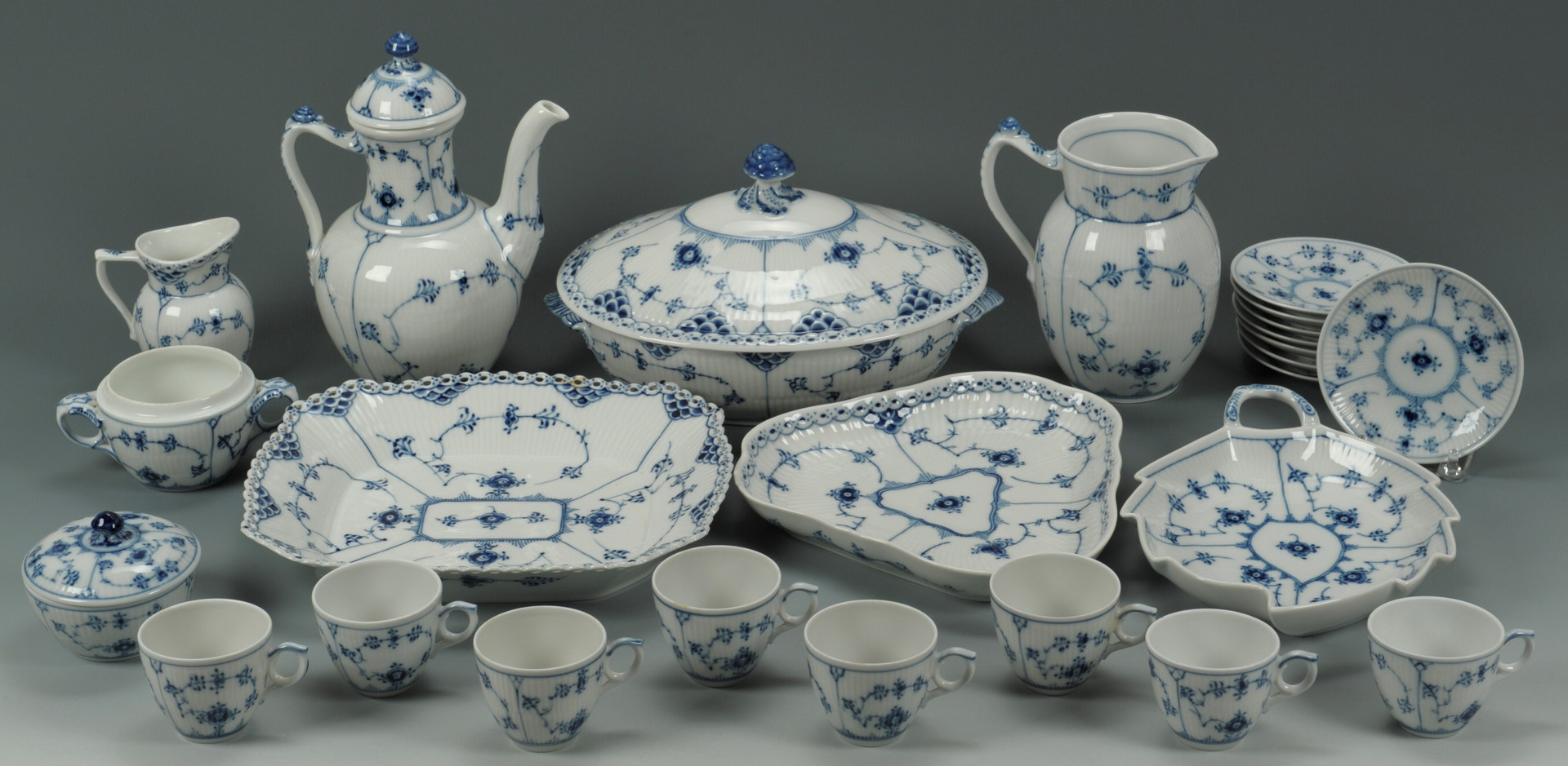 Lot 445: Royal Copenhagen Blue/White Porcelain, 25 pcs.