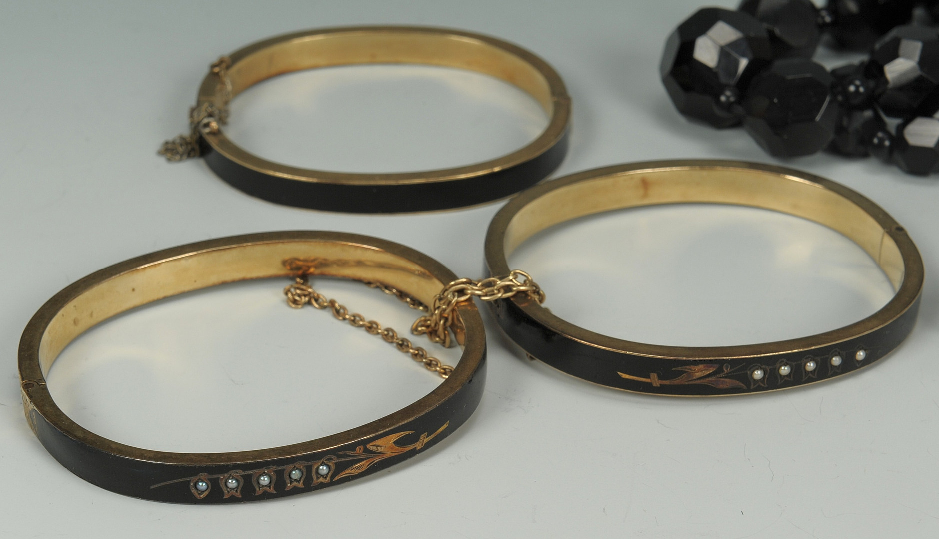 Lot 613: Black and Mourning jewelry, inc. 14K flip ring
