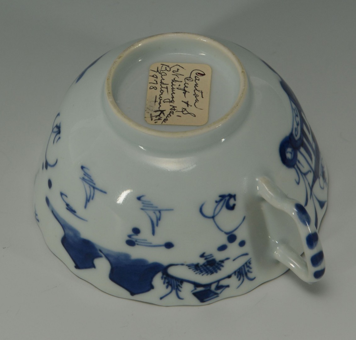 Lot 242: Grouping of 3 Chinese Porcelain Items