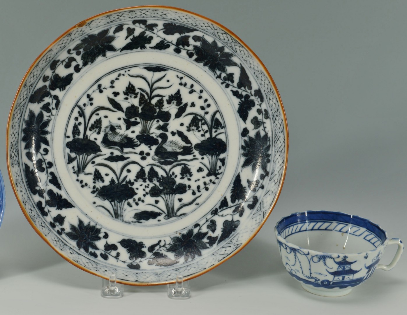 Lot 242: Grouping of 3 Chinese Porcelain Items