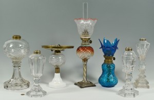 Lot 284: Grouping of colored and colorless oil lamps, 7 tot