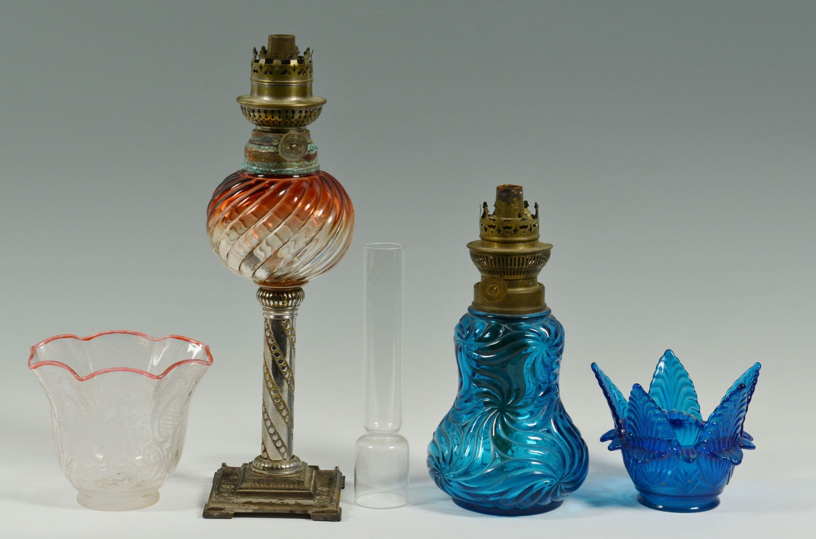 Lot 284: Grouping of colored and colorless oil lamps, 7 tot