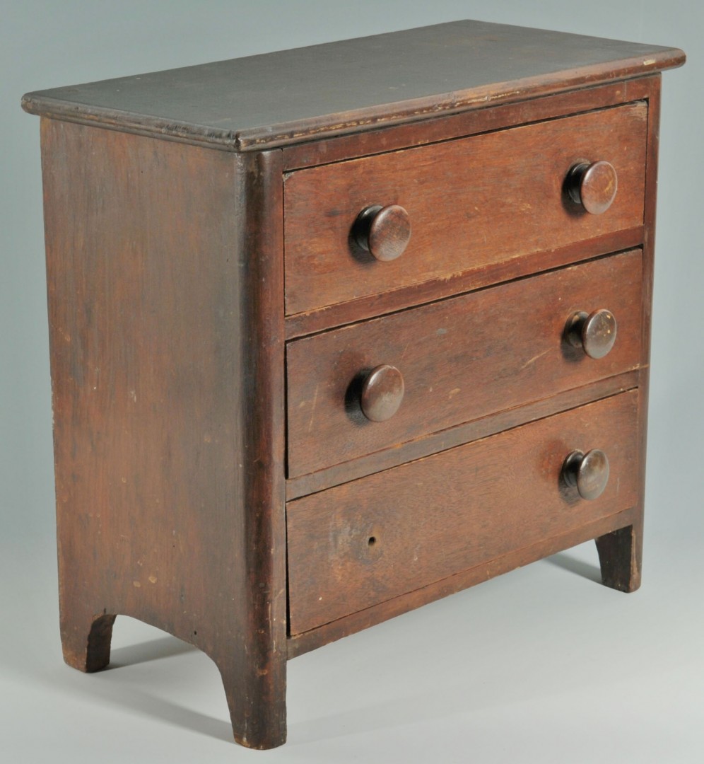 Lot 463: Miniature three-drawer chest