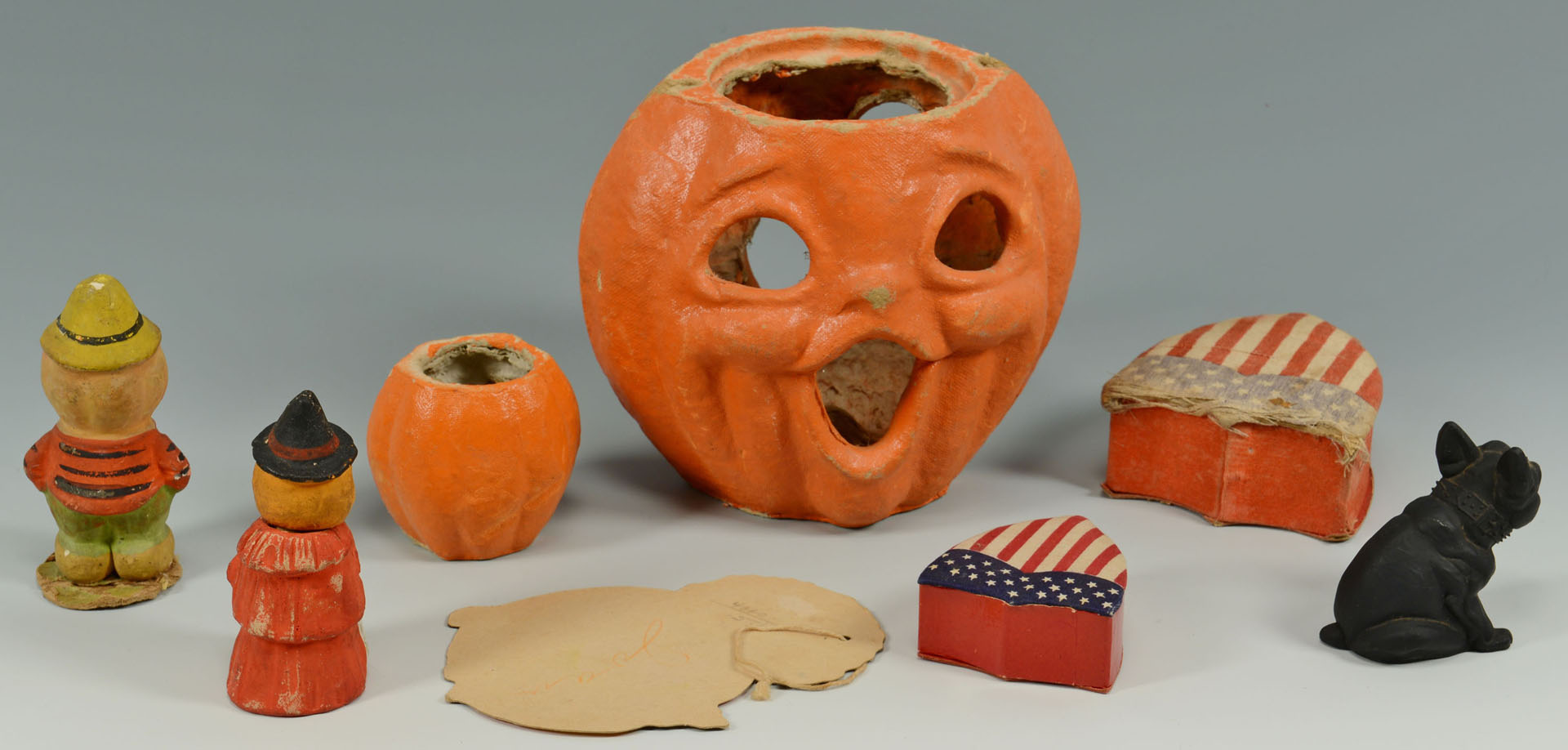 Lot 513: Halloween and Independence Day items