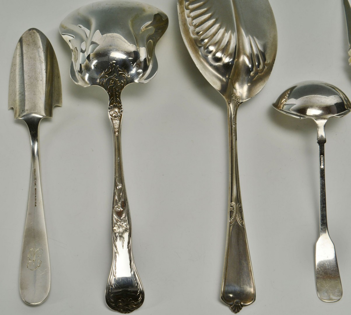 Lot 726: 8 American Sterling serving pieces, early patterns